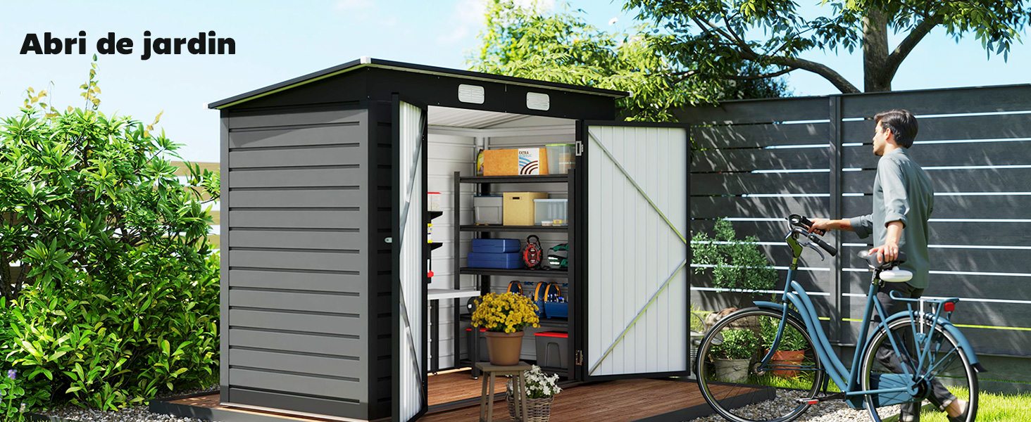 Cabanon de rangement extérieur gris moderne avec porte ouverte montrant un espace de rangement sur étagères, vélo garé le long d'une allée de jardin pavée