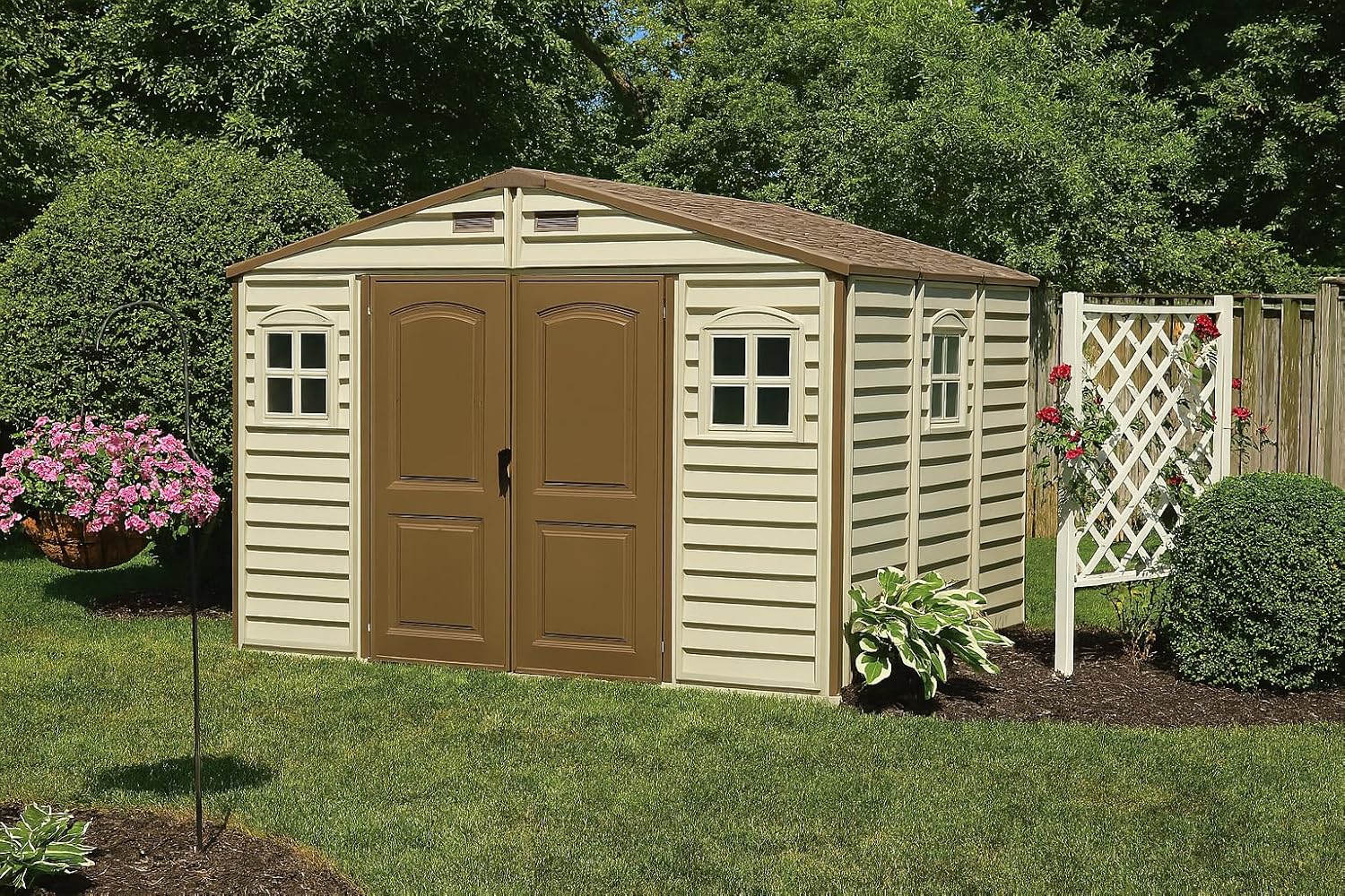 Duramax WoodSide 10 x 8 (7.64 m²) Abri de jardin en plastique avec 3 fenêtres fixes et kit de fondation en métal, structure de toit en métal robuste, ignifuge et sans entretien - Ivory/Brown
