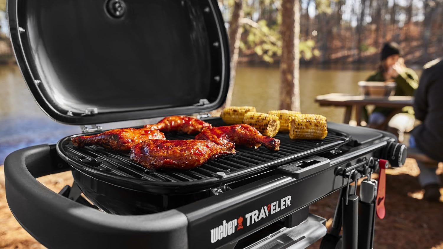 Weber Traveler Compact barbecue à gaz/design pliable et portable avec roues, verrouillage automatique du couvercle et thermomètre intégré, 1 brûleur, surface de cuisson 52 x 36 cm, noir