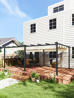 Terrasse extérieure avec terrasse en bois et pergola en métal noir. Un auvent en tissu blanc fournit de l'ombre. La terrasse est dotée de mobilier d'extérieur et de plantes en pot. Maison à revêtement blanc en arrière-plan.