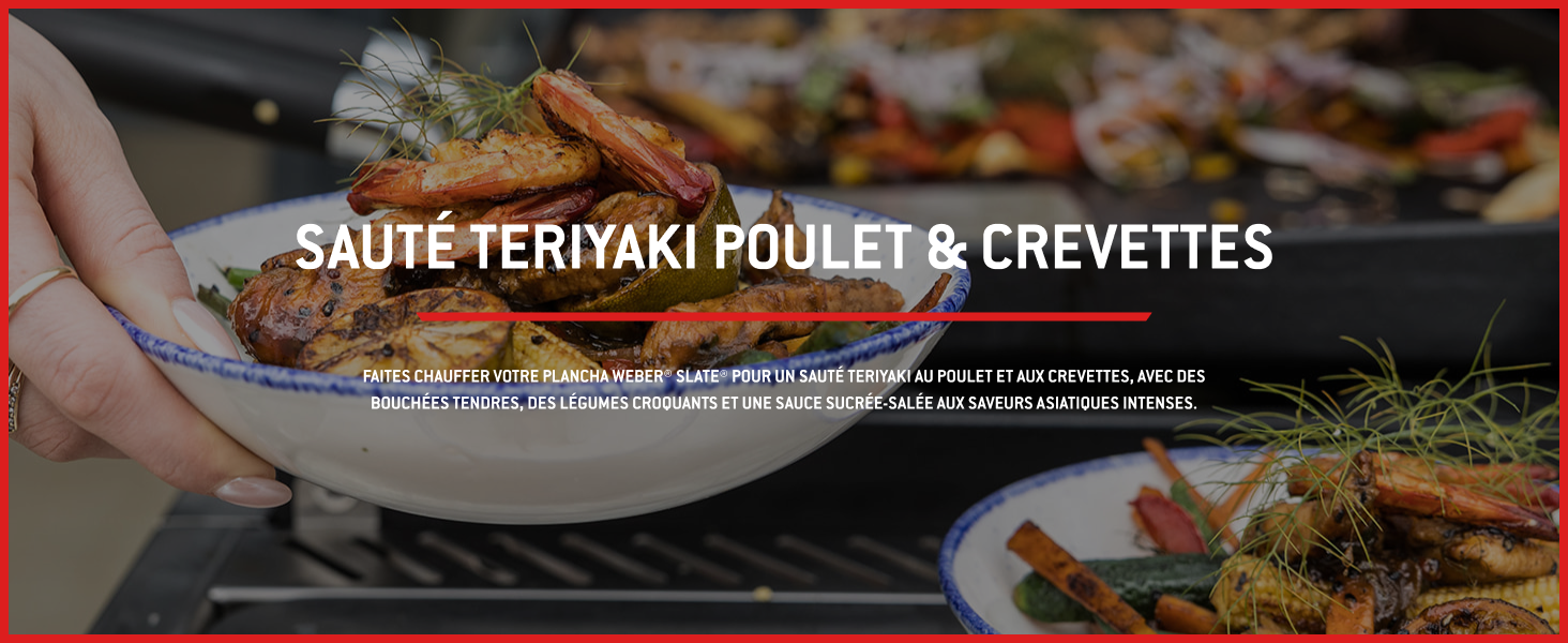 Le texte indique « POULET SAUTÉ TERIYAKI ET CREVETTES ». Gros plan d'un plat préparé avec de la viande et des crevettes en sauce.