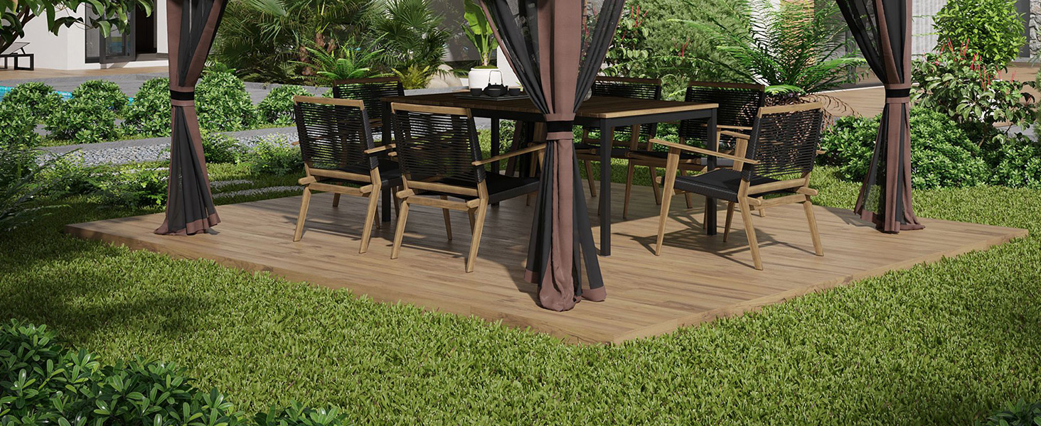 avec table à manger en bois, chaises et grande pergola. Situé sur une terrasse en bois entourée de gazon et d'arbres.