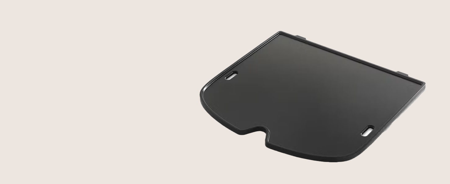 Plate-forme ou plaque de montage rectangulaire noire avec bords incurvés et côtés légèrement surélevés sur fond clair.