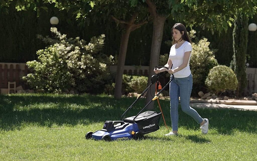 Goodyear - Tondeuse à Gazon Électrique Filaire 1200W, Largeur de Coupe 32cm, Hauteur Réglable (3 Positions), Bac de Ramassage 30L, Idéal pour Petits Jardins et Pelouses, Légère et Compacte