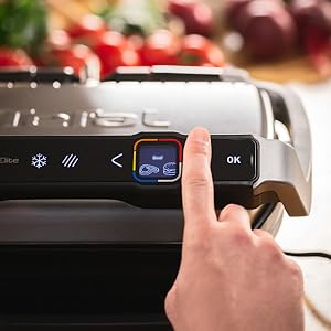 Série de gros plans montrant l'interface et les commandes de ce qui semble être un appareil de cuisine avec affichage numérique et boutons. Angles multiples d'un appareil noir et argenté illustré.