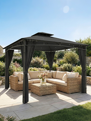 Terrasse extérieure dotée d'une structure de pergola à cadre sombre avec système de canopée rétractable, positionnée au-dessus de meubles de jardin.