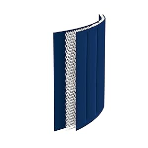 Un panneau ou un séparateur incurvé bleu marine avec une bande blanche à motifs le long d'un bord