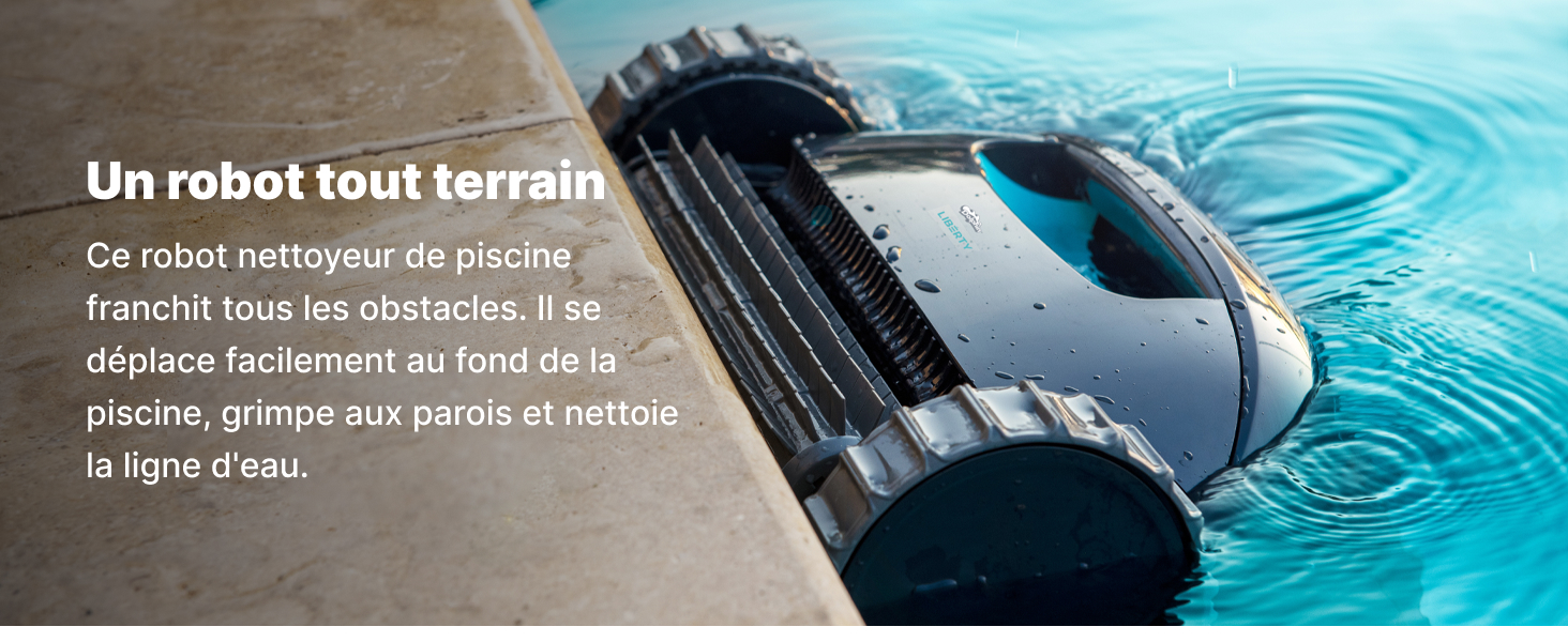 Un robot nettoyeur de piscine photographié partiellement immergé dans de l'eau bleue, montrant sa surface grise et noire avec des traces de roues visibles