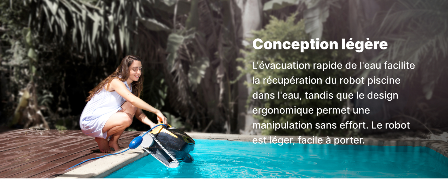 Personne dans une piscine tenant un robot nettoyeur de piscine. La superposition de texte en français décrit sa conception légère et sa manipulation facile pour l'entretien de la piscine