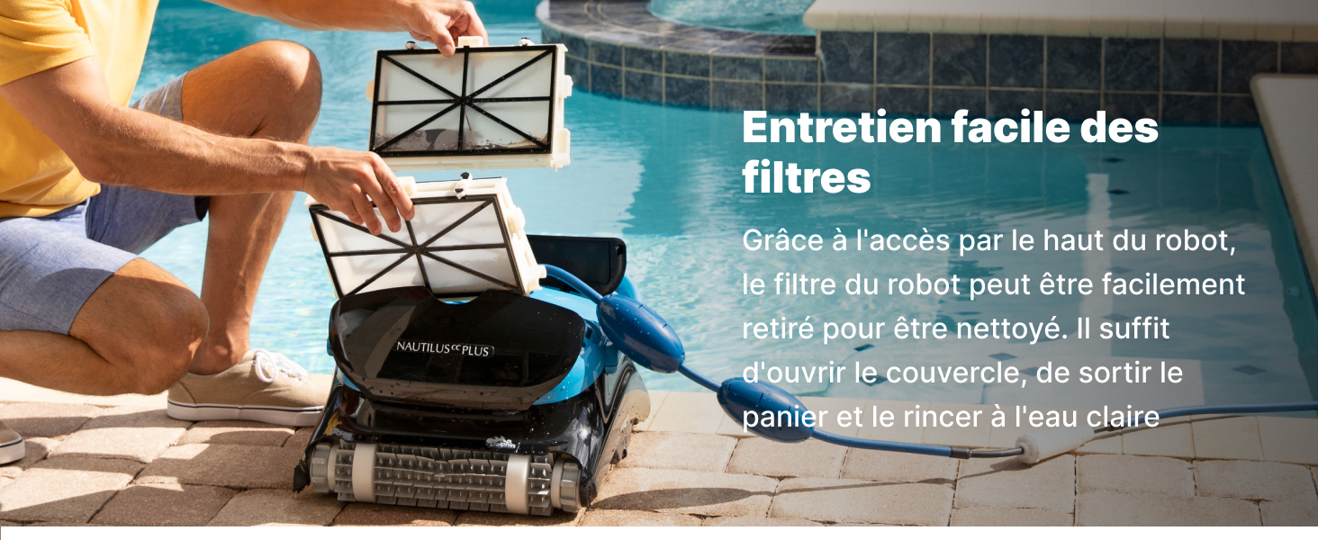 une personne nettoie une piscine avec un aspirateur.