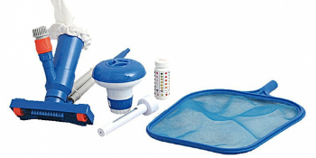 Collection d'accessoires bleus pour le nettoyage des piscines, y compris des distributeurs flottants et du matériel d'entretien.
