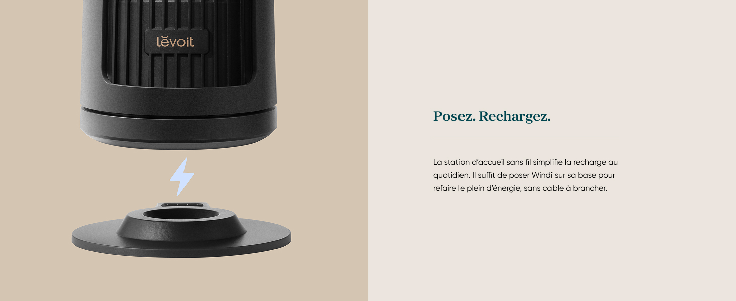 Le texte se lit comme suit : « Pensez. Recharge. » Le panneau de gauche montre la base circulaire noire de l'appareil avec bouton de commande. Le panneau de droite affiche le texte français concernant les caractéristiques et les spécifications du produit.