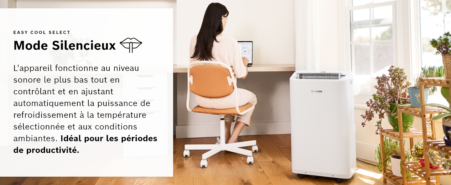 une femme assise sur une chaise devant un climatiseur.