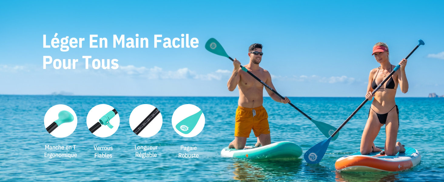 Le texte se lit comme suit : « Léger En Main Facile Pour Tous ». Deux personnes font du paddleboard sur l'eau bleue de l'océan avec des planches à pagaie et des rames visibles.