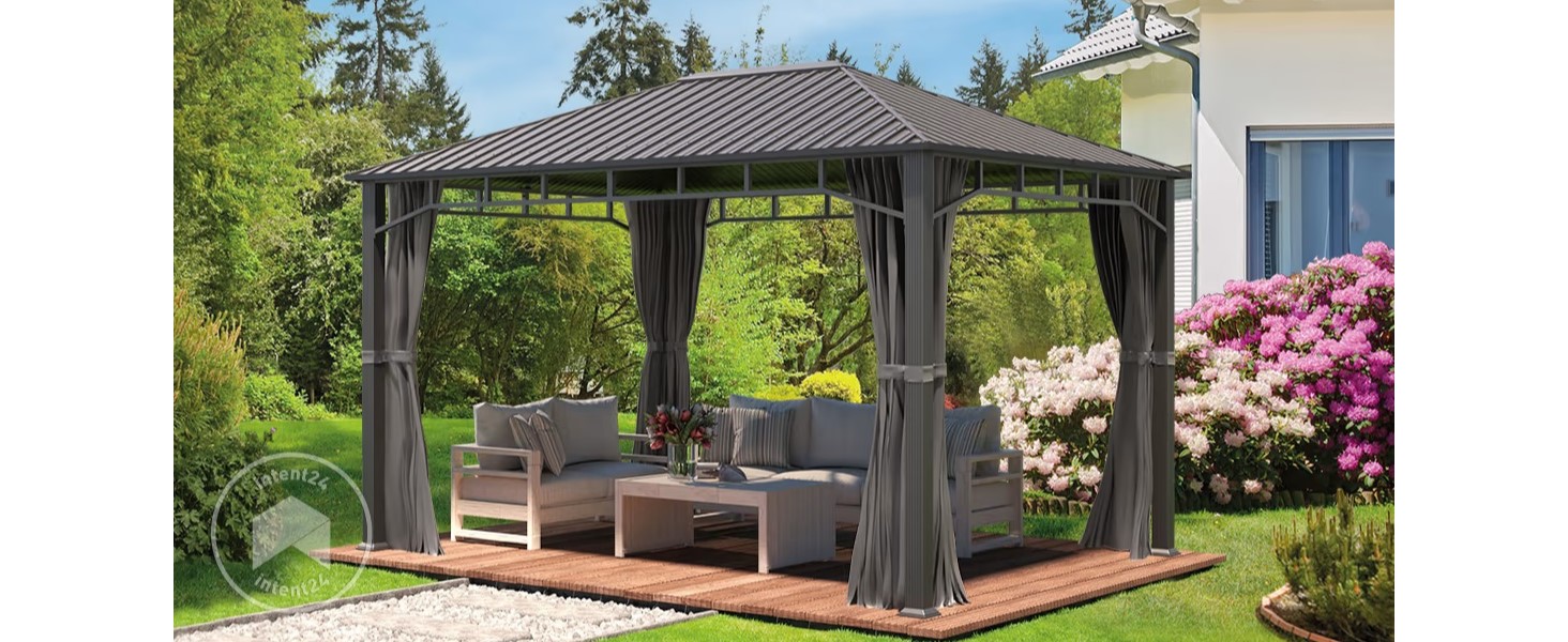 Grand belvédère extérieur avec cadre et rideaux foncés. Situé dans un jardin avec coin salon intérieur, entouré de feuillage vert et de fleurs roses.