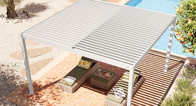 Pergola ou couverture de terrasse moderne en aluminium avec lattes horizontales fournissant une ombre partielle, installée au-dessus d'un coin salon extérieur avec des meubles visibles en dessous.