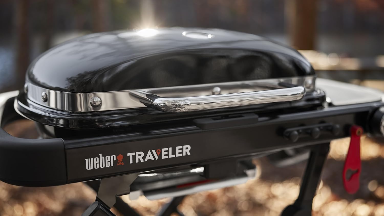 Weber Traveler Compact barbecue à gaz/design pliable et portable avec roues, verrouillage automatique du couvercle et thermomètre intégré, 1 brûleur, surface de cuisson 52 x 36 cm, noir