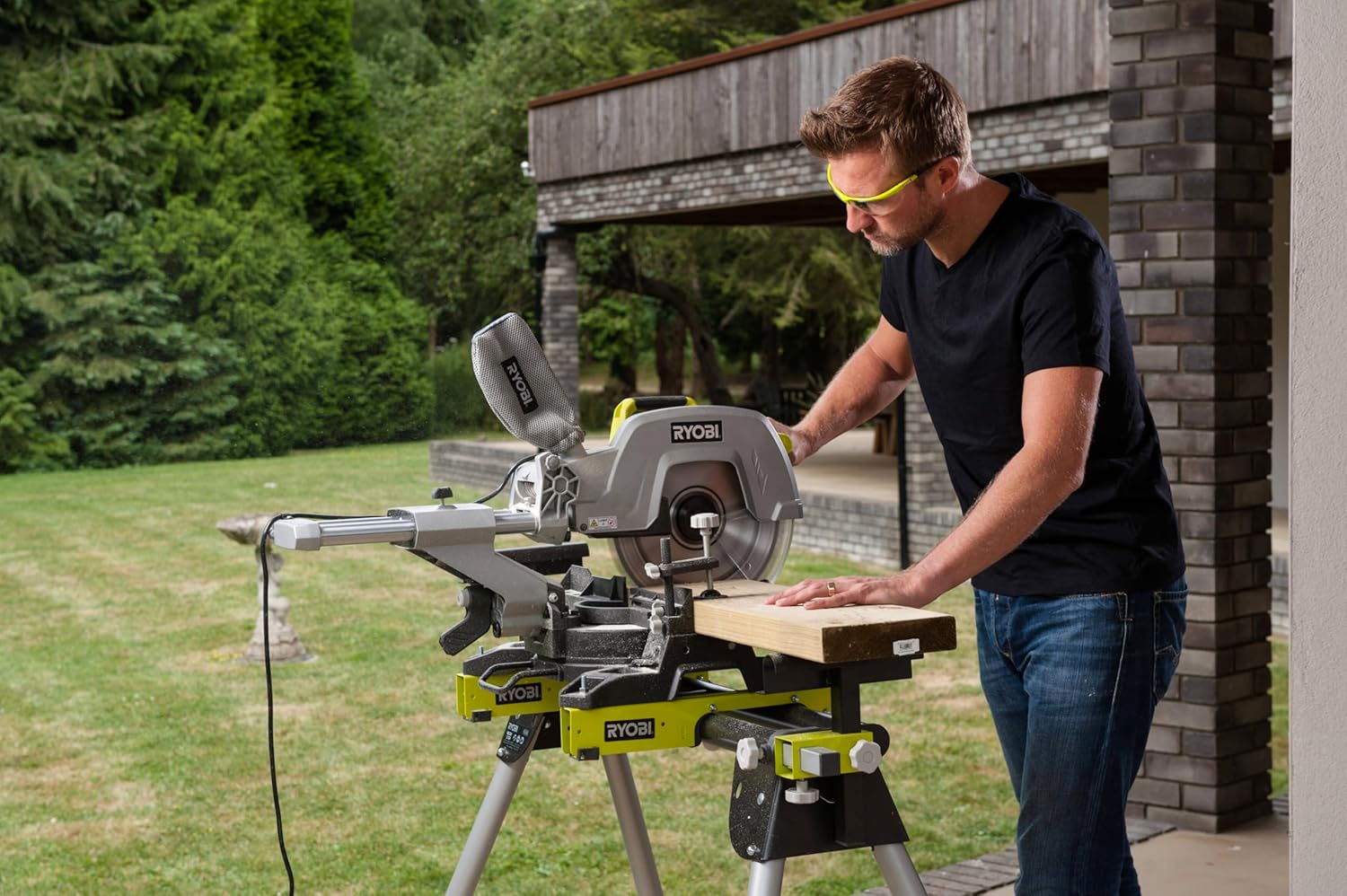 RYOBI - Scie à Onglets Radiale 2000W EMS305RG – Lame Ø305mm 48 dents, Laser, 2 Extensions Télescopiques, Buse d’aspiration et sac à poussière, Coupe Précise Bois, PVC et Stratifié