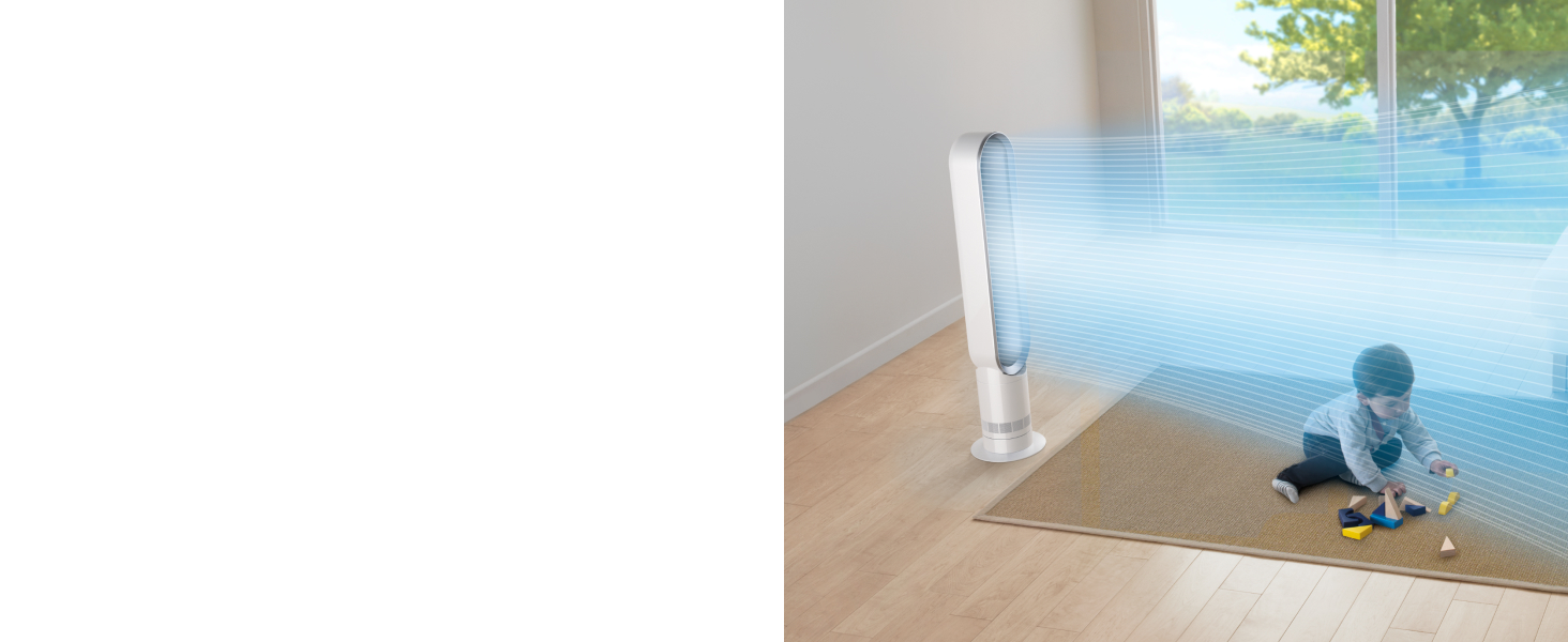Le ventilateur tour Dyson Cool projetant de l’air frais dans la pièce de vie d’une famille.