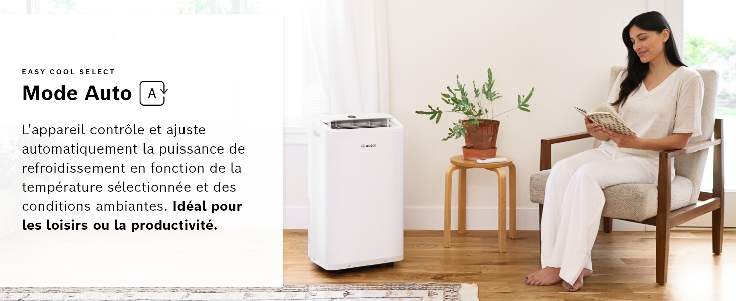 Climatiseur portable blanc à côté d'une femme assise sur une chaise. Le texte décrit la fonctionnalité du mode automatique pour le contrôle de la température et de l'humidité.