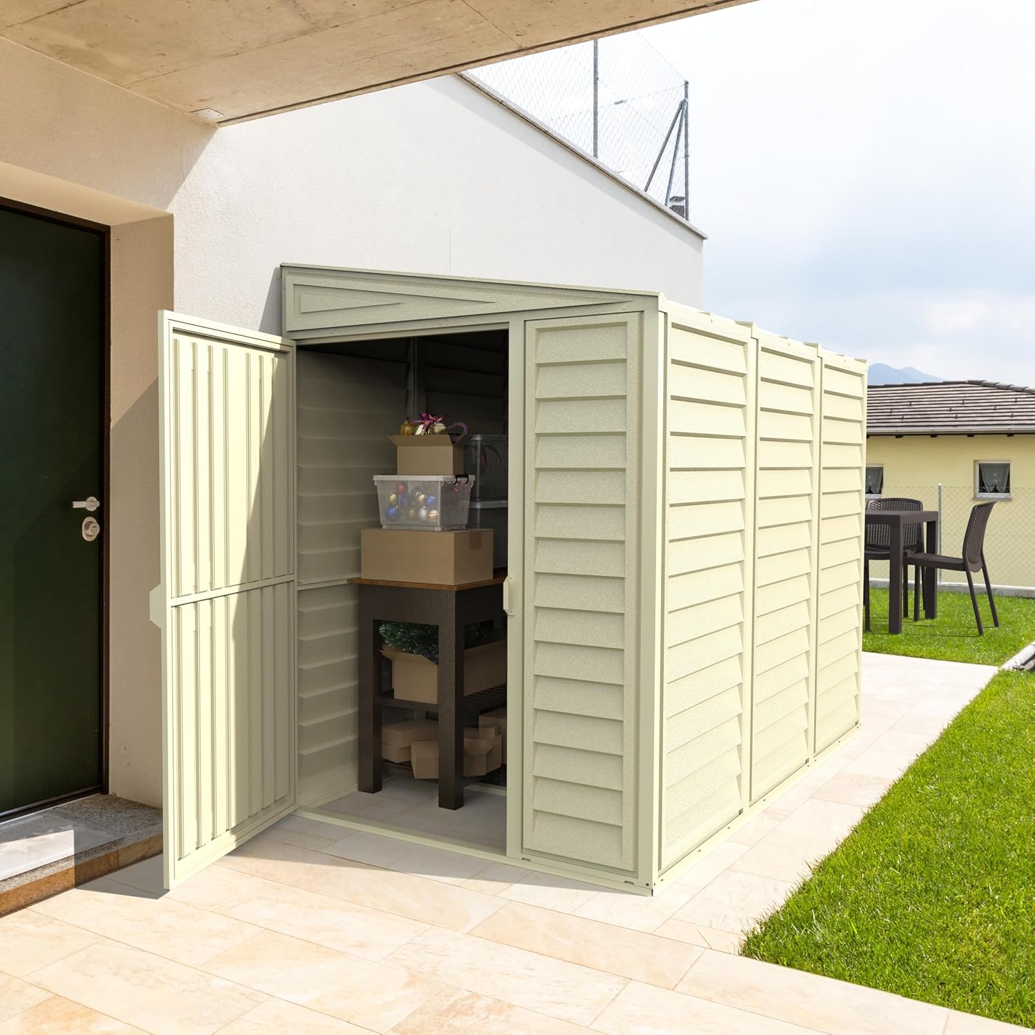 Duramax SideMate 4 x 8 (2.91 m²) abri de jardin en plastique avec kit de fondation en métal, porte réversible, structure de toit en métal robuste, abri en vinyle sans entretien - Ivoire