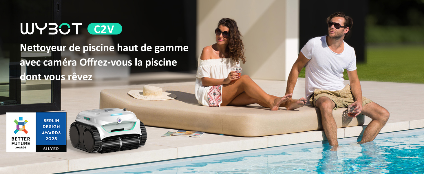 au bord d'une piscine. Appareil blanc à roulettes, étiqueté « 42V ». Deux personnes se détendent sur des chaises longues au bord de la piscine.