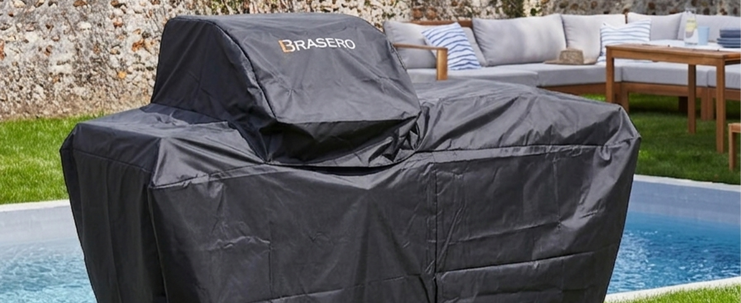 Housse de protection ou bâche noire drapée sur les meubles d'extérieur près de la piscine dans le jardin.