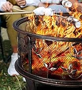 avec flammes intenses. Des gens font griller des guimauves sur le feu. Côtés en maille métallique avec découpes décoratives visibles sur les feuilles