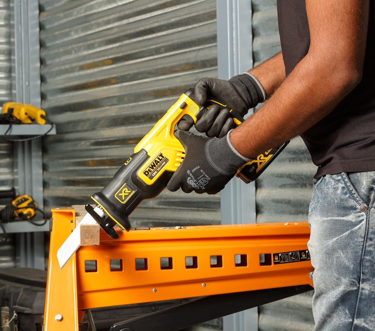 DEWALT - Scie sabre XR 18V, 824W, 300mm bois, LED - DCS367NT-XJ