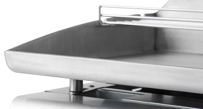 Bureau ou plan de travail blanc minimaliste avec plateau angulaire foncé intégré ou compartiment de rangement. Meuble moderne combinant un espace de travail sur table avec un élément de design géométrique projetant des ombres.