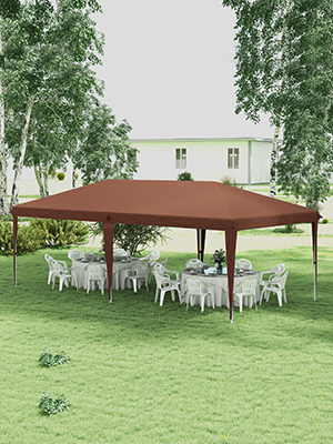 Grande tente extérieure à baldaquin avec dessus marron, installée sur l'herbe. Chaises en plastique blanc disposées en dessous pour s'asseoir. Arbres visibles en arrière-plan.