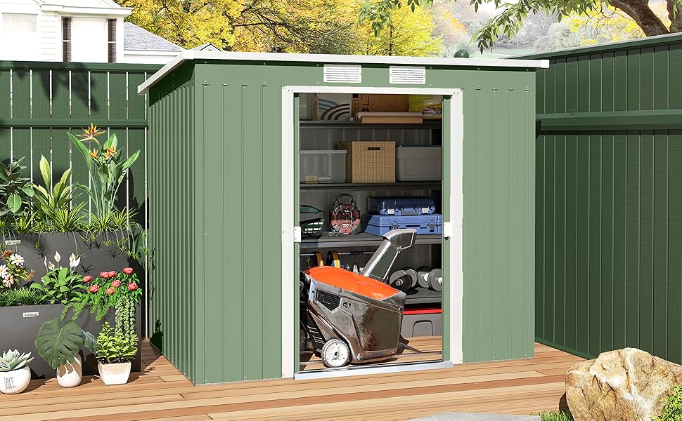 Série d'images montrant un hangar de rangement ou un garage en métal vert avec divers équipements et articles entreposés à l'intérieur, avec plusieurs points d'accès par portes.