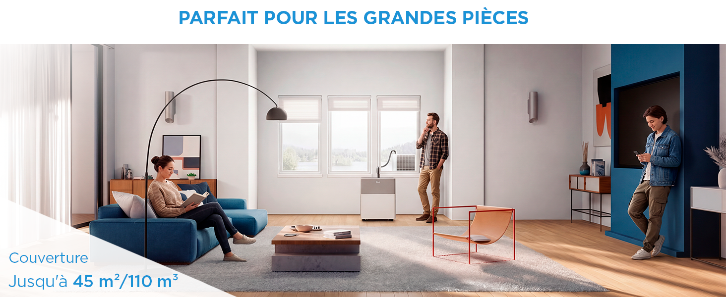 Le texte indique « PARFAIT POUR LES GRANDES PIÈCES » et « 4 fois 45 x 90 cm ». Scène intérieure montrant un fauteuil bleu et un espace de vie avec des solutions de rangement affichées.