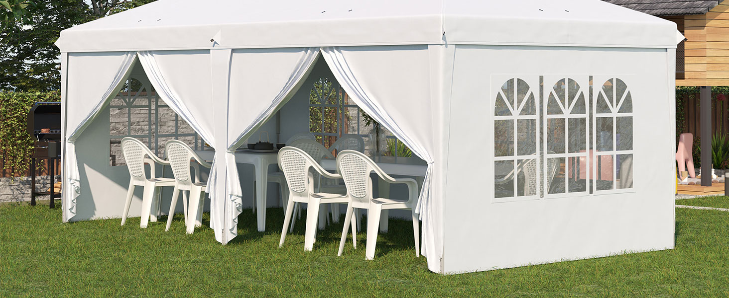 Grande tente extérieure blanche pour événements avec panneaux latéraux et fenêtres, installée sur l'herbe. Intérieur visible avec des chaises en plastique blanc disposées à l'intérieur.