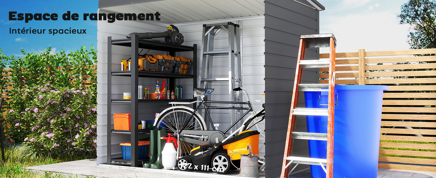 Espace de rangement extérieur avec étagères, vélo et échelle. Le texte en français mentionne « Espace de rangement ». Jardin visible en arrière-plan.