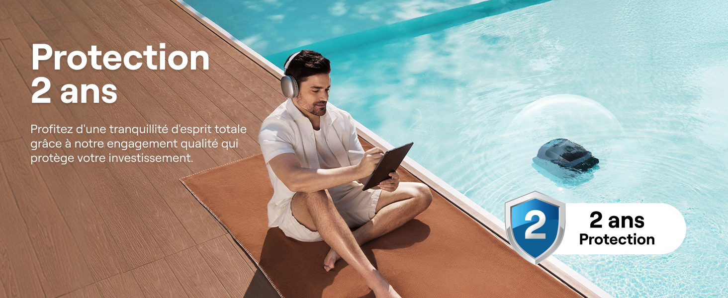 Le texte se lit comme suit : « Protection 2 ans ». Image marketing montrant une personne assise au bord de la piscine à l'aide d'une tablette, avec une petite icône d'appareil et un badge « Protection 2 ans » dans un coin.