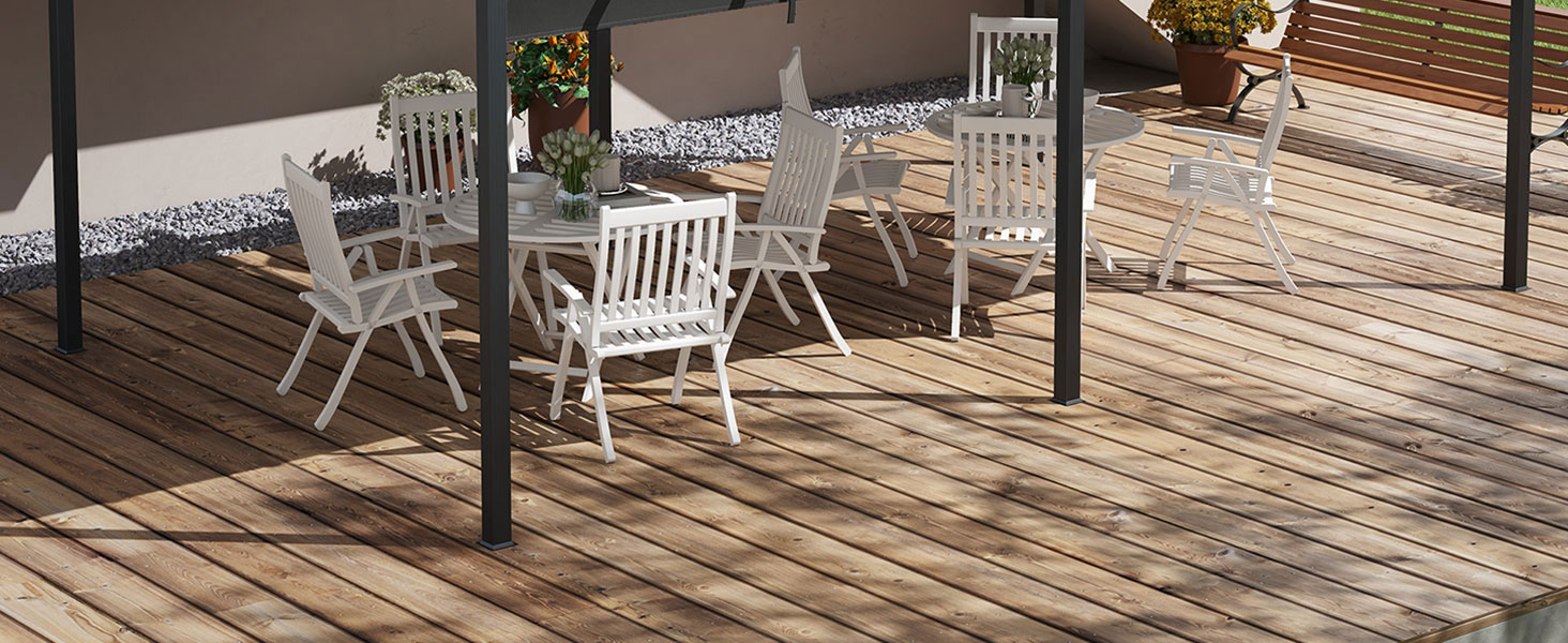 Terrasse extérieure en bois avec chaises pliantes blanches et table, entourée de gravier et partiellement recouverte par une structure de pergola.