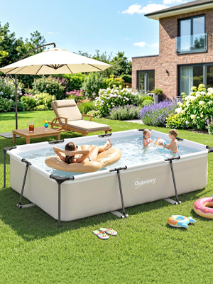 Piscine surélevée rectangulaire installée sur gazon dans la cour arrière avec maison et paysage visibles. Les adultes et les enfants utilisent la piscine par beau temps avec des meubles de jardin à proximité.