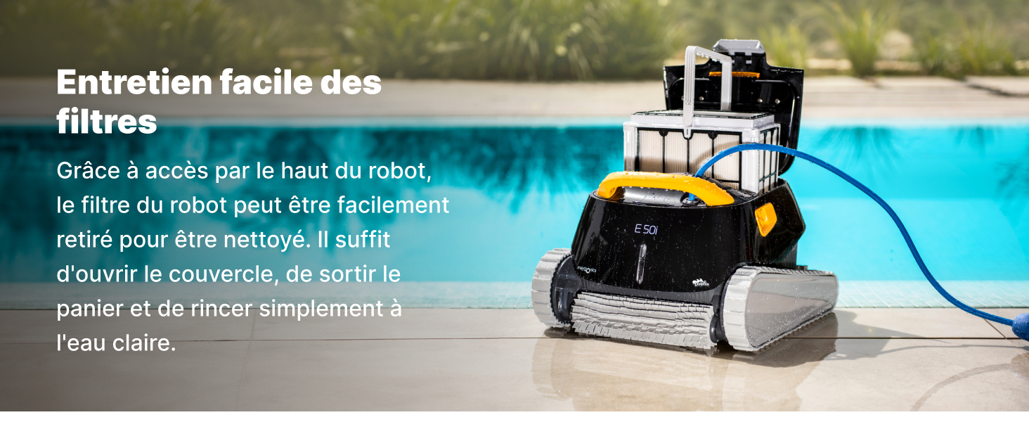 au bord de la piscine avec un texte décrivant l'entretien facile du filtre. Le robot a le dessus jaune et le corps noir, assis à côté de l'eau claire.