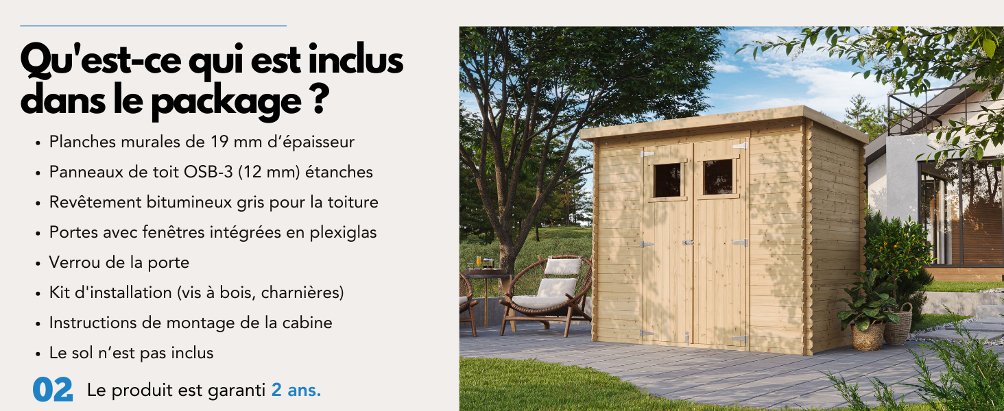 un petit cabanon en bois avec une fenêtre et une porte.