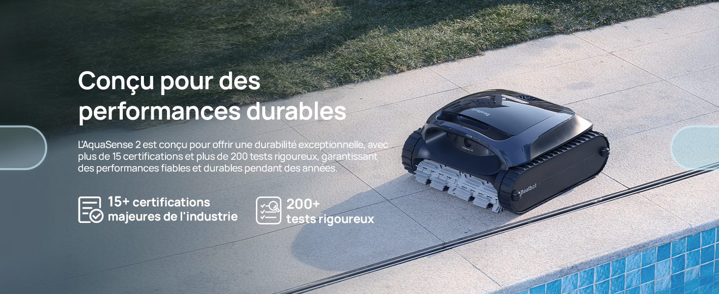 sur un bord de béton à côté de la piscine. Appareil gris foncé avec roues et brosses. Le texte met en évidence la durabilité, les certifications et les tests rigoureux.