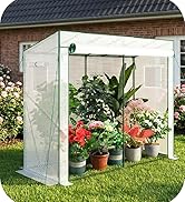 Vues multiples d'une serre basse ou d'un abri pour plantes avec des murs en plastique transparent contre l'extérieur d'une maison, contenant des plantes en pot et des fleurs sur de l'herbe.