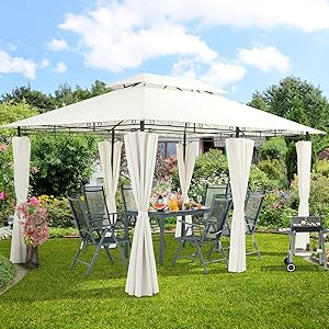 un jardin avec un belvédère et une table