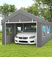 Structure de garage à auvent escamotable en métal gris foncé à l'extérieur avec une voiture BMW blanche garée à l'intérieur, entourée d'arbres verts et d'herbe.