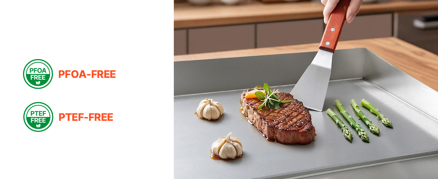 Le texte indique « SANS PFOA » et « SANS PTFE » avec des symboles de certification. Scène de cuisine montrant une surface de cuisson avec du bifteck, des asperges et de l'ail.