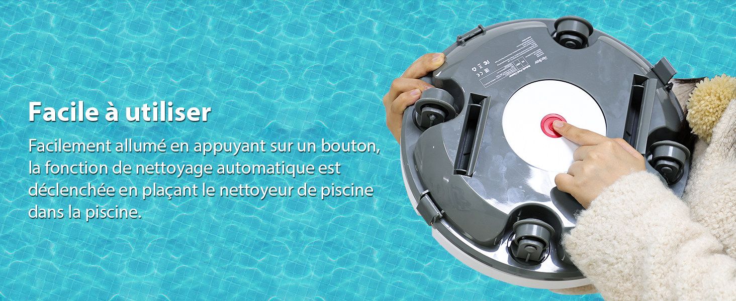 Appareil de nettoyage de piscine circulaire gris avec mécanisme d'aspiration illustré sous l'eau, avec un texte en français indiquant des fonctionnalités faciles à utiliser.