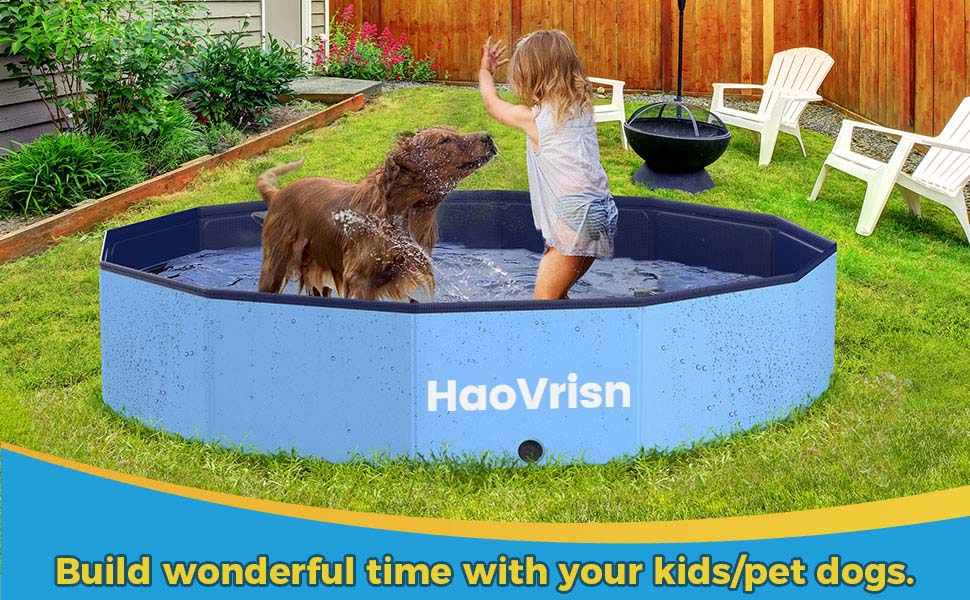 Grande piscine portable bleue pour chiens dans le jardin. Enfant et chien jouant dans l'eau. Texte blanc « HaoVrisn » au bord de la piscine. Chaise Adirondack et grill visibles