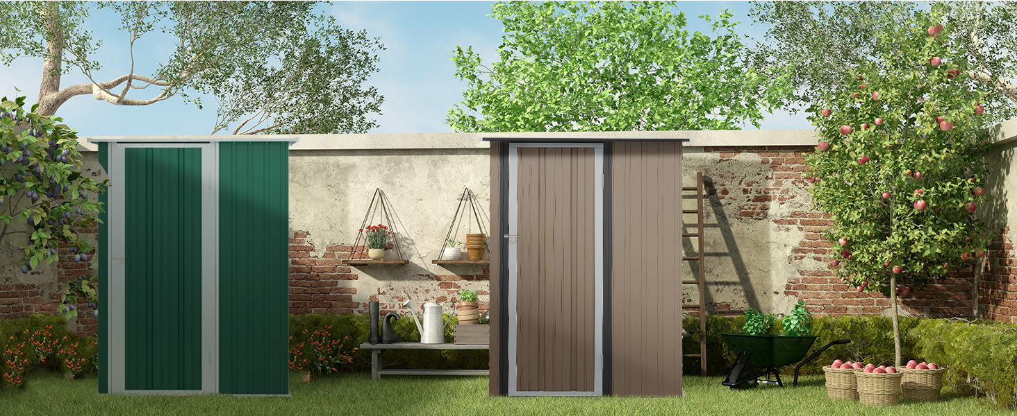 Deux abris de jardin en métal avec portes coulissantes dans une cour arrière. Un hangar a des portes vertes, l'autre des portes beiges. Plantes et outils de jardinage visibles à proximité.