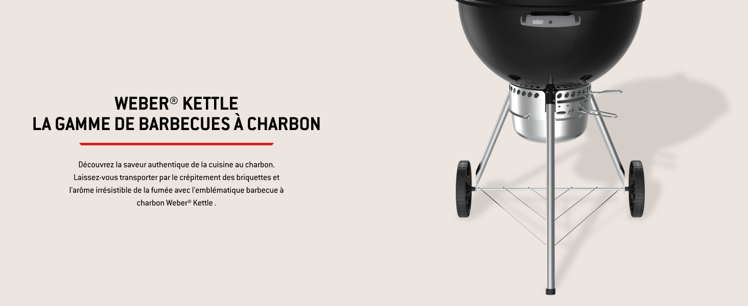 Le texte indique « WEBER KETTLE » et « LA GAMME DE BARBECUES À CHARBON ». Barbecue à bouilloire sphérique noire sur trépied avec couvercle à charnière, vue latérale.