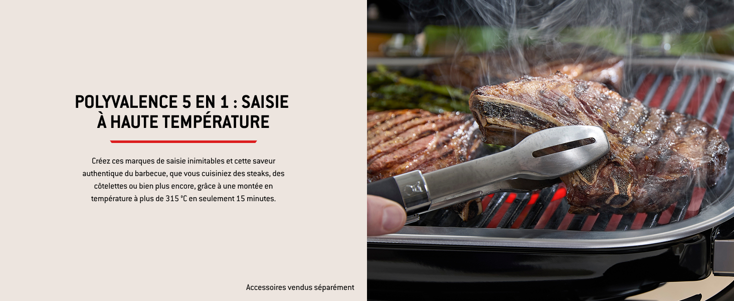 Le texte se lit comme suit : « POLYVALENCE 5 EN 1 : SAISIE À HAUTE TEMPÉRATURE ». Image divisée montrant un panneau de texte et des aliments grillés sur la surface de cuisson à l'aide de pinces.